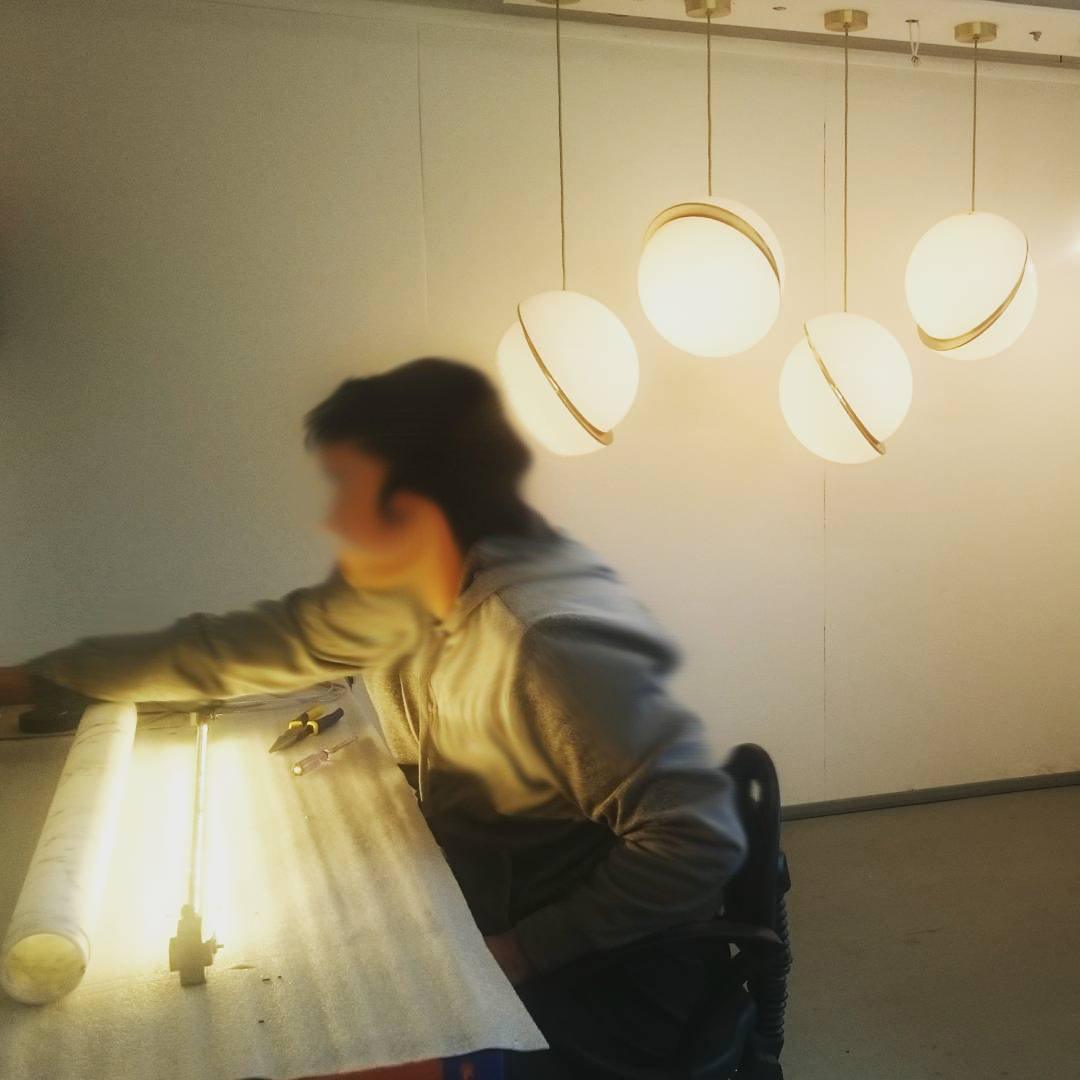 Halvmåne Pendel – Moderne Loftlampe i Unikt Måneformet Design til Spisestue og Stue