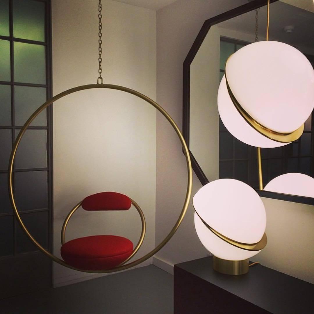 Halvmåne Pendel – Moderne Loftlampe i Unikt Måneformet Design til Spisestue og Stue