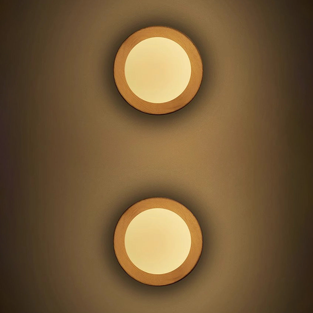 WhiteWood Glow – Enkel Væglampe i Naturligt Træ og Hvidt Design til Moderne og Nordisk Indretning