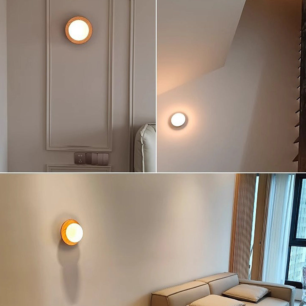 WhiteWood Glow – Enkel Væglampe i Naturligt Træ og Hvidt Design til Moderne og Nordisk Indretning