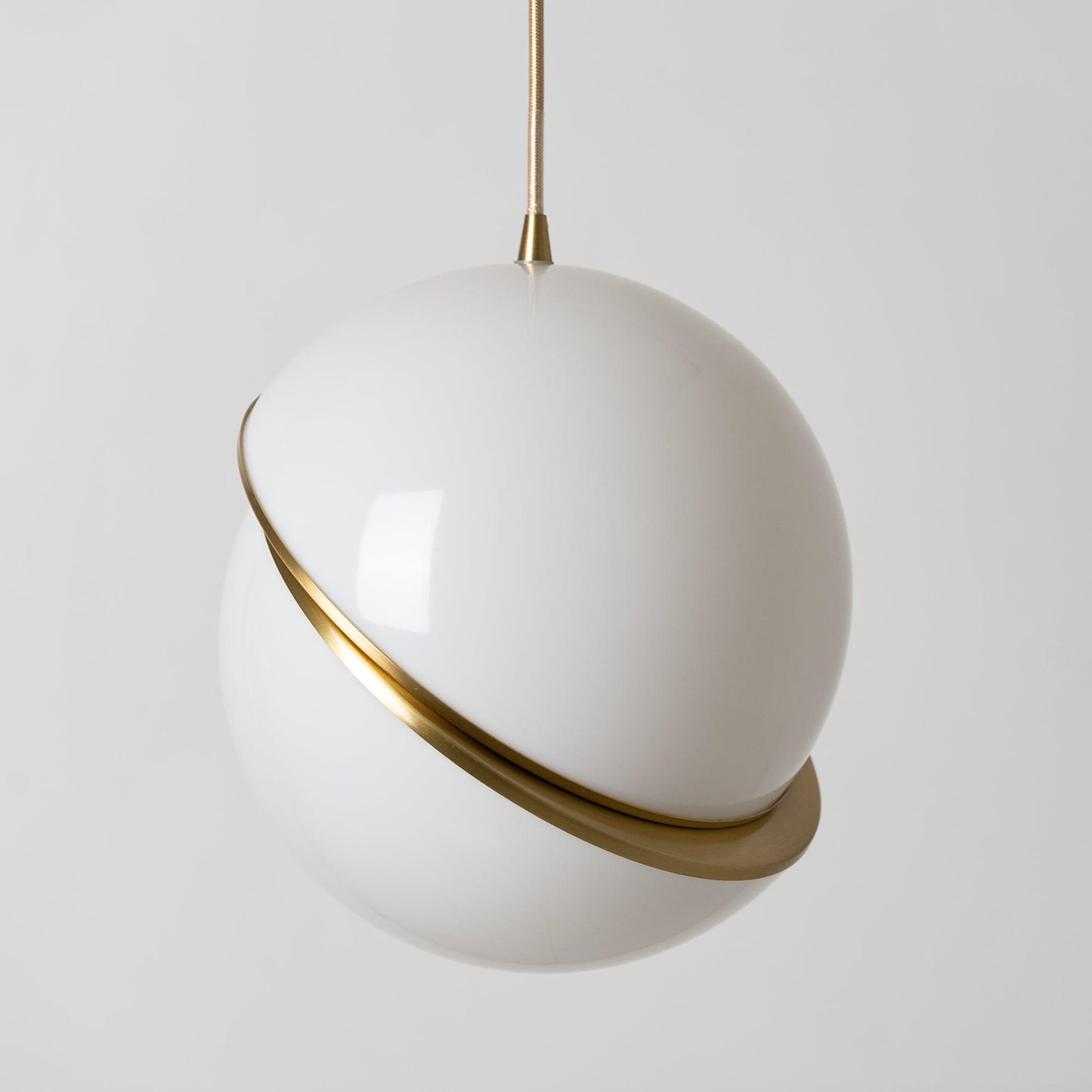 Halvmåne Pendel – Moderne Loftlampe i Unikt Måneformet Design til Spisestue og Stue