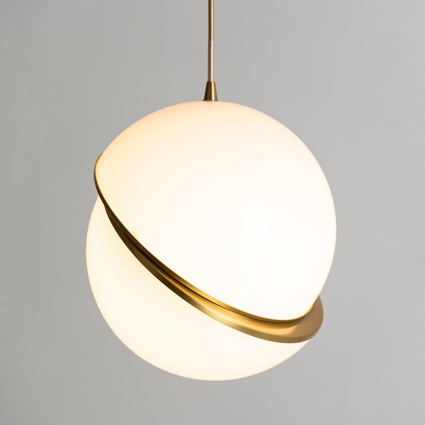 Halvmåne Pendel – Moderne Loftlampe i Unikt Måneformet Design til Spisestue og Stue