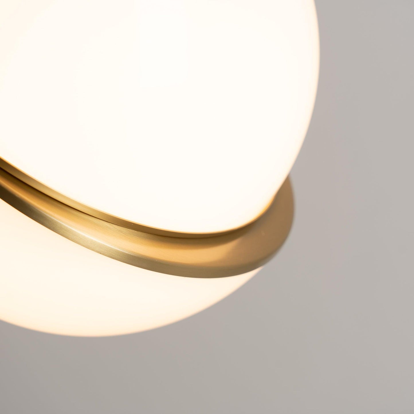 Halvmåne Pendel – Moderne Loftlampe i Unikt Måneformet Design til Spisestue og Stue