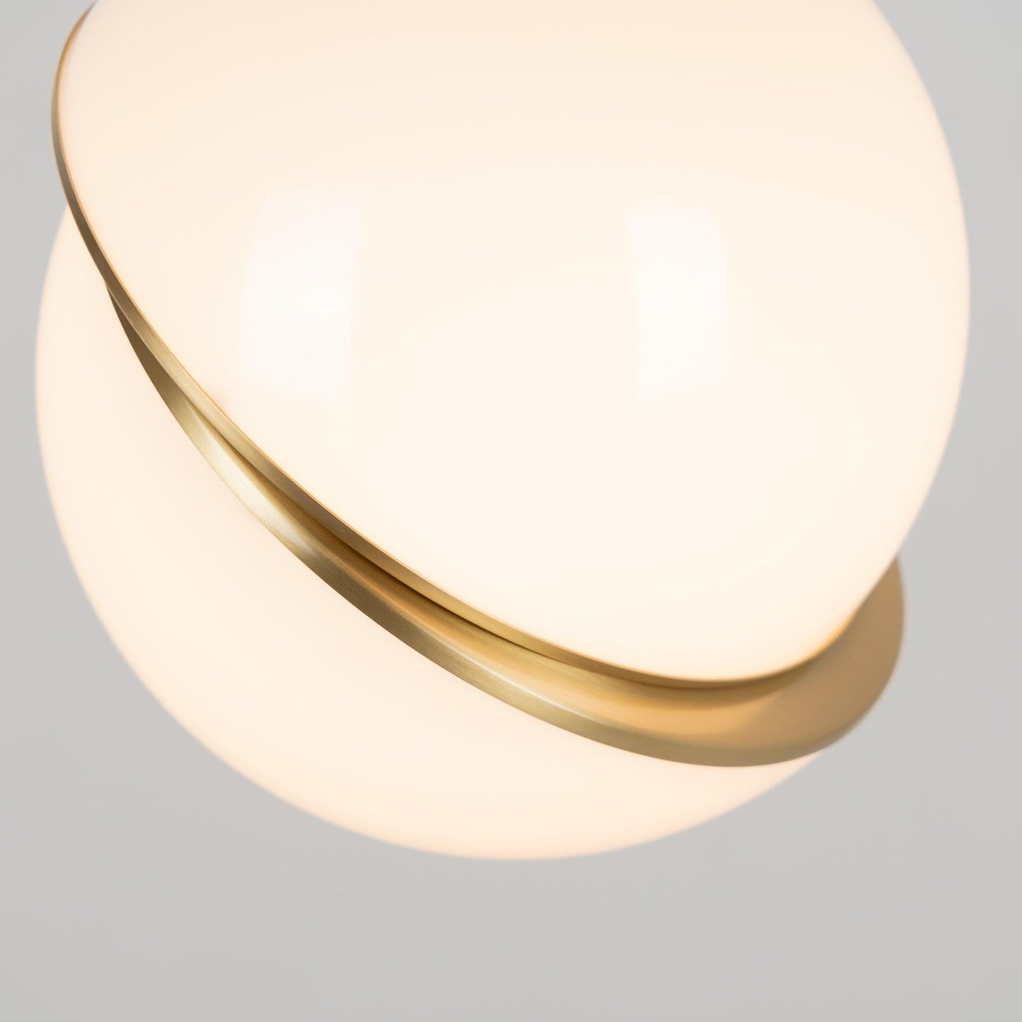 Halvmåne Pendel – Moderne Loftlampe i Unikt Måneformet Design til Spisestue og Stue