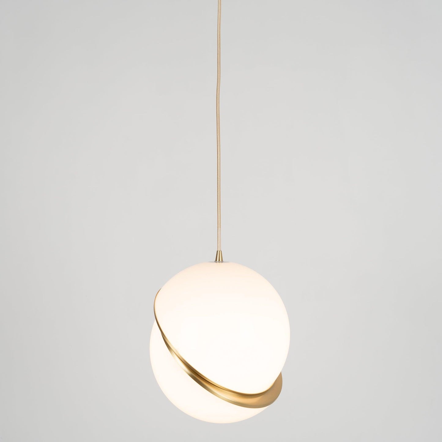 Halvmåne Pendel – Moderne Loftlampe i Unikt Måneformet Design til Spisestue og Stue