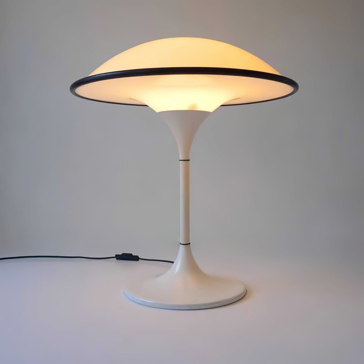 Fontana Glow – Elegant Bordlampe i Tidløst Design til Stue, Soveværelse og Kontor