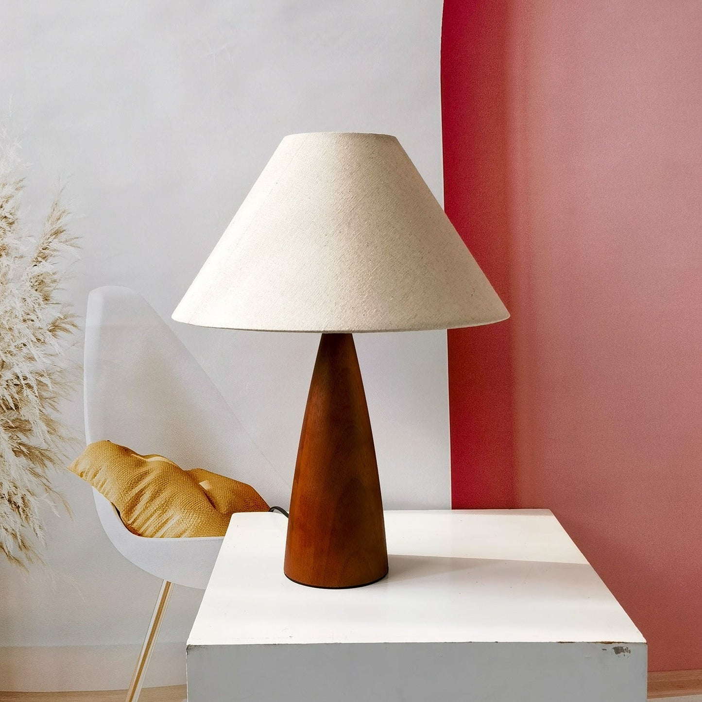 CenturyWood – Eksklusiv Bordlampe i Massivt Træ med Klassisk Århundredestil