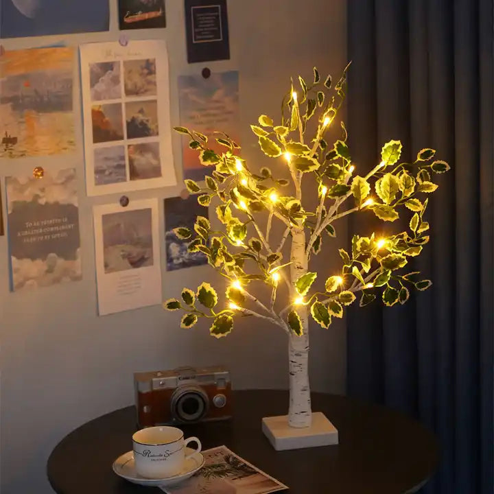 Juletræ med grønne blade og LED lys – Dekorativ hyggelig lampe til stue, soveværelse og gang