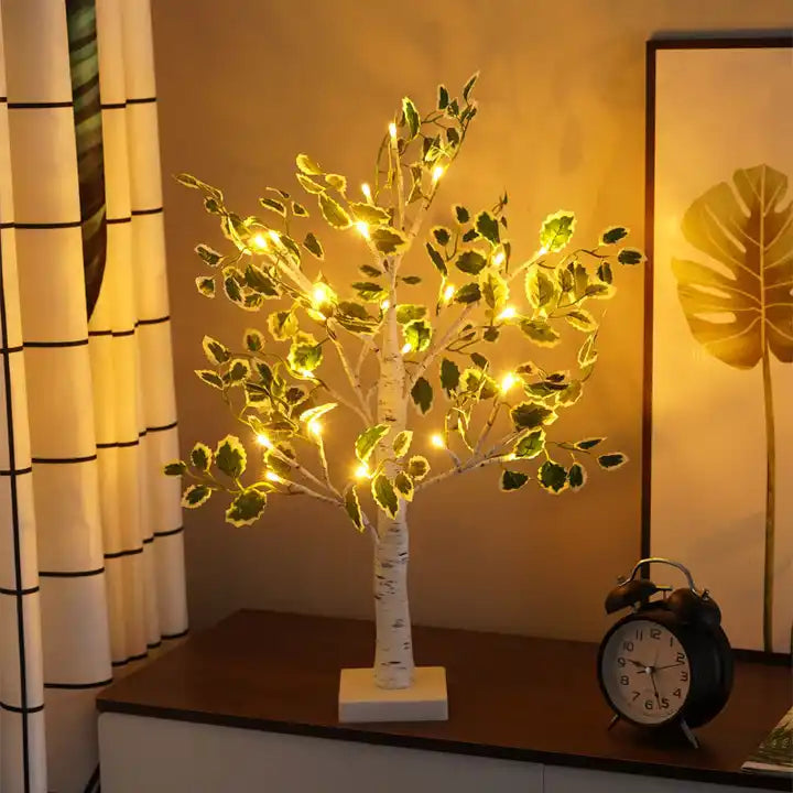 Juletræ med grønne blade og LED lys – Dekorativ hyggelig lampe til stue, soveværelse og gang