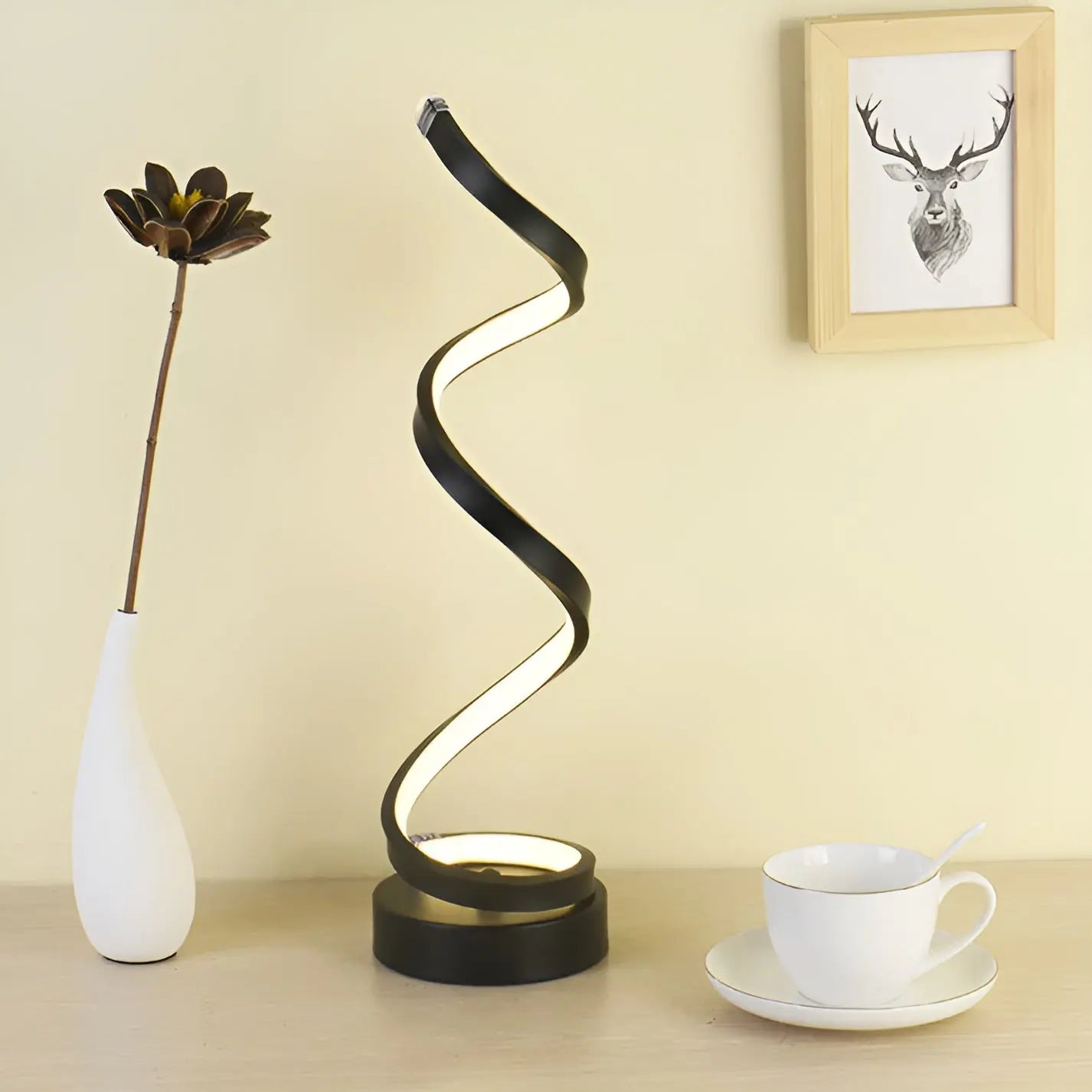 LumaSpire Lamp – Moderne Spiralformet LED Bordlampe med Øjenvendtligt Lys og Bæredygtigt Design