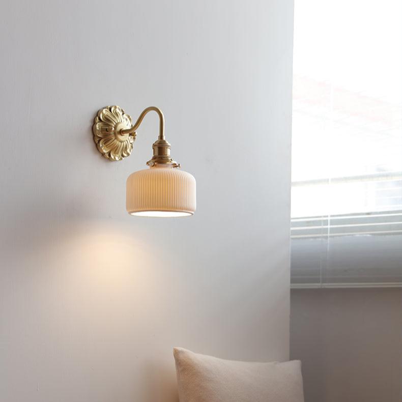 BrassCeram Glow – Elegant Væglampe i Keramik med Messingdetaljer til Klassisk og Moderne Indretning