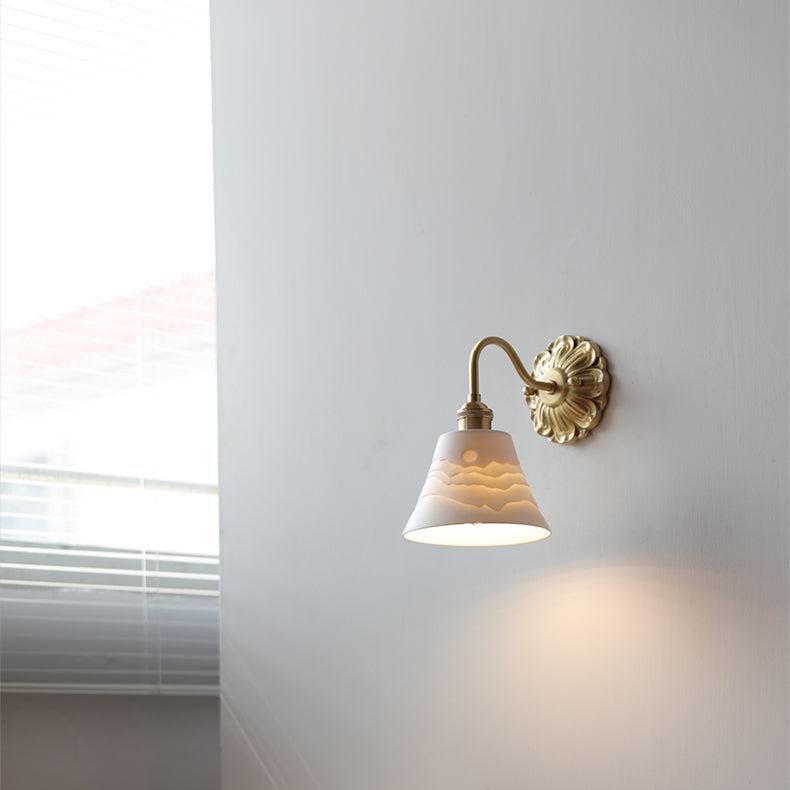 BrassCeram Glow – Elegant Væglampe i Keramik med Messingdetaljer til Klassisk og Moderne Indretning