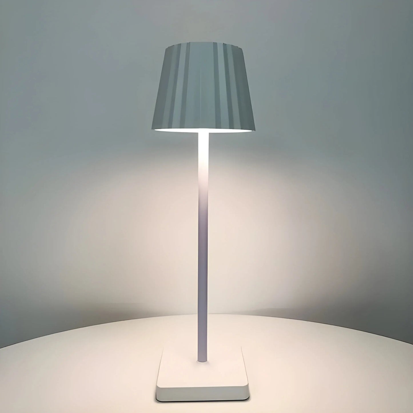 LumoLuxe Halo – Moderne Trådløs LED Bordlampe med USB-opladning