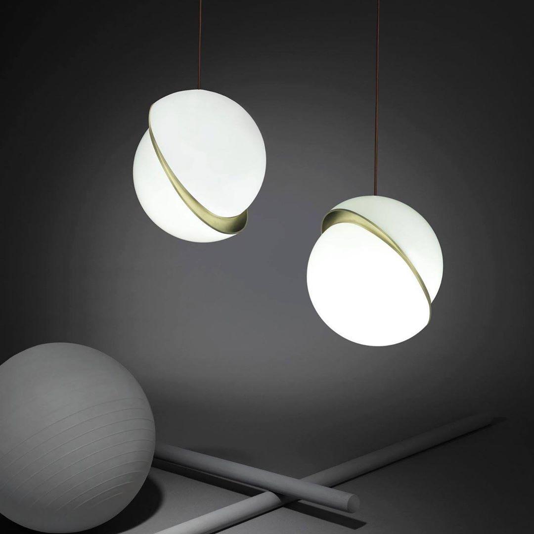 Halvmåne Pendel – Moderne Loftlampe i Unikt Måneformet Design til Spisestue og Stue