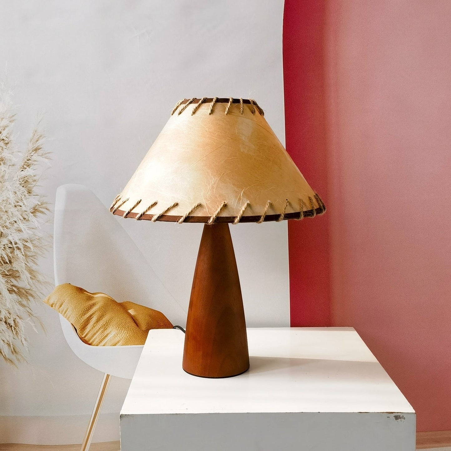 CenturyWood – Eksklusiv Bordlampe i Massivt Træ med Klassisk Århundredestil