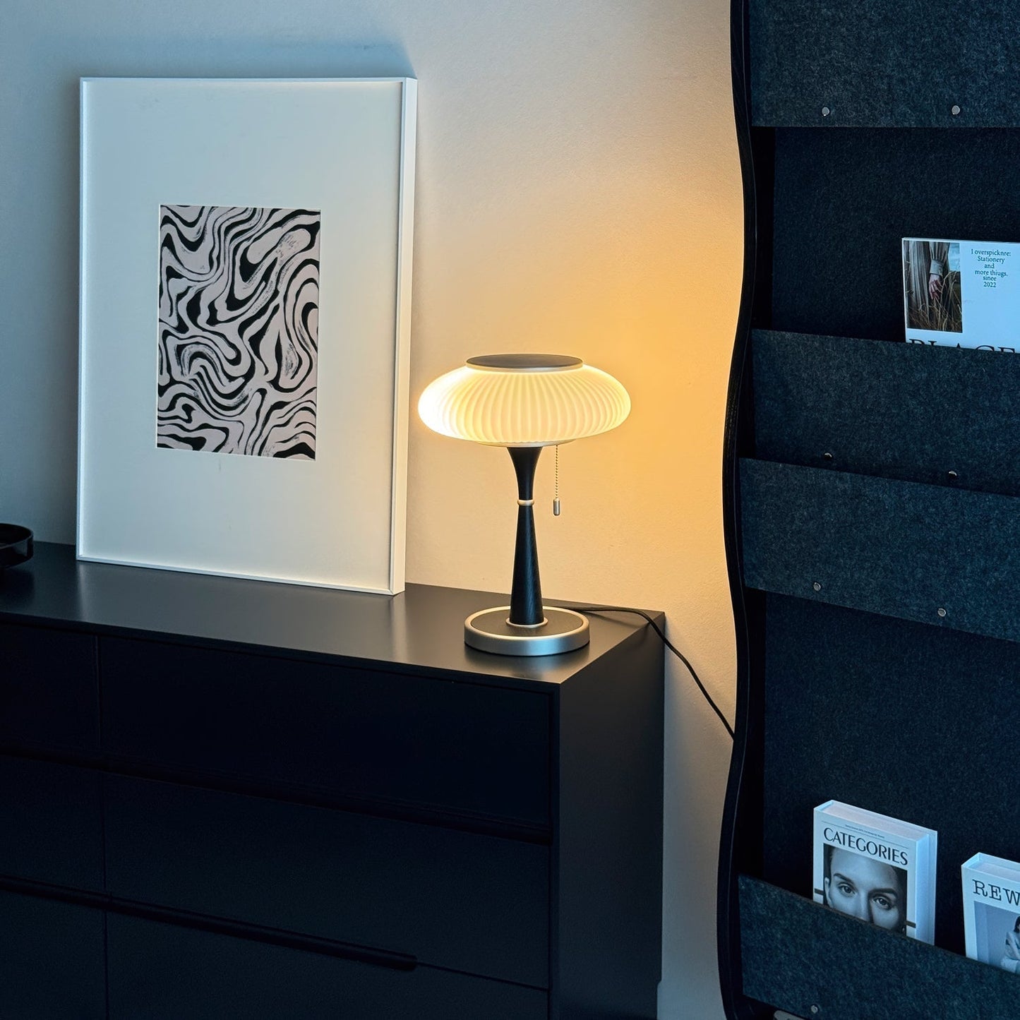 Matsutake Glow – Elegant Bordlampe i Svampeinspireret Design til Moderne Indretning