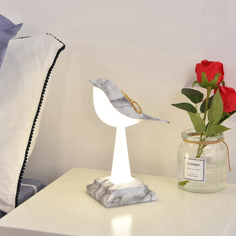 MissBird V2 – Unik Bordlampe i Moderne Design med Eksklusivt Fugl-Motiv