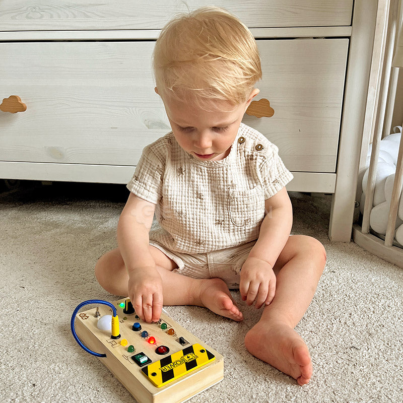 WoodSwitch Board – Træ Aktivitetslegetøj | Læring & Leg for Småbørn