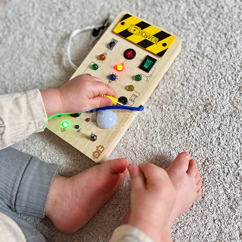 WoodSwitch Board – Træ Aktivitetslegetøj | Læring & Leg for Småbørn
