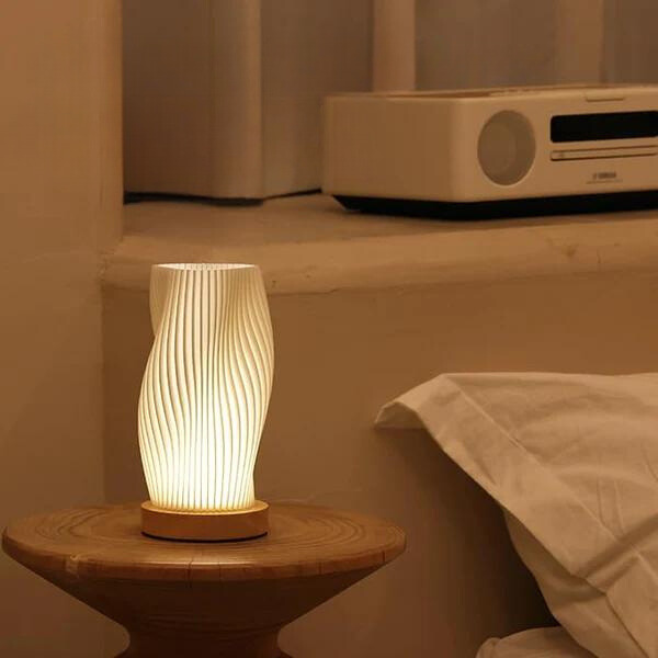Serene Wavecrest Glow – Elegant Lampe i Bølget Design til Rolig og Stemningsfuld Belysning