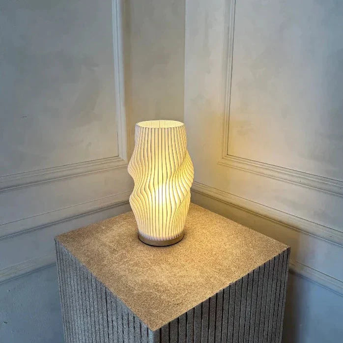 Serene Wavecrest Glow – Elegant Lampe i Bølget Design til Rolig og Stemningsfuld Belysning
