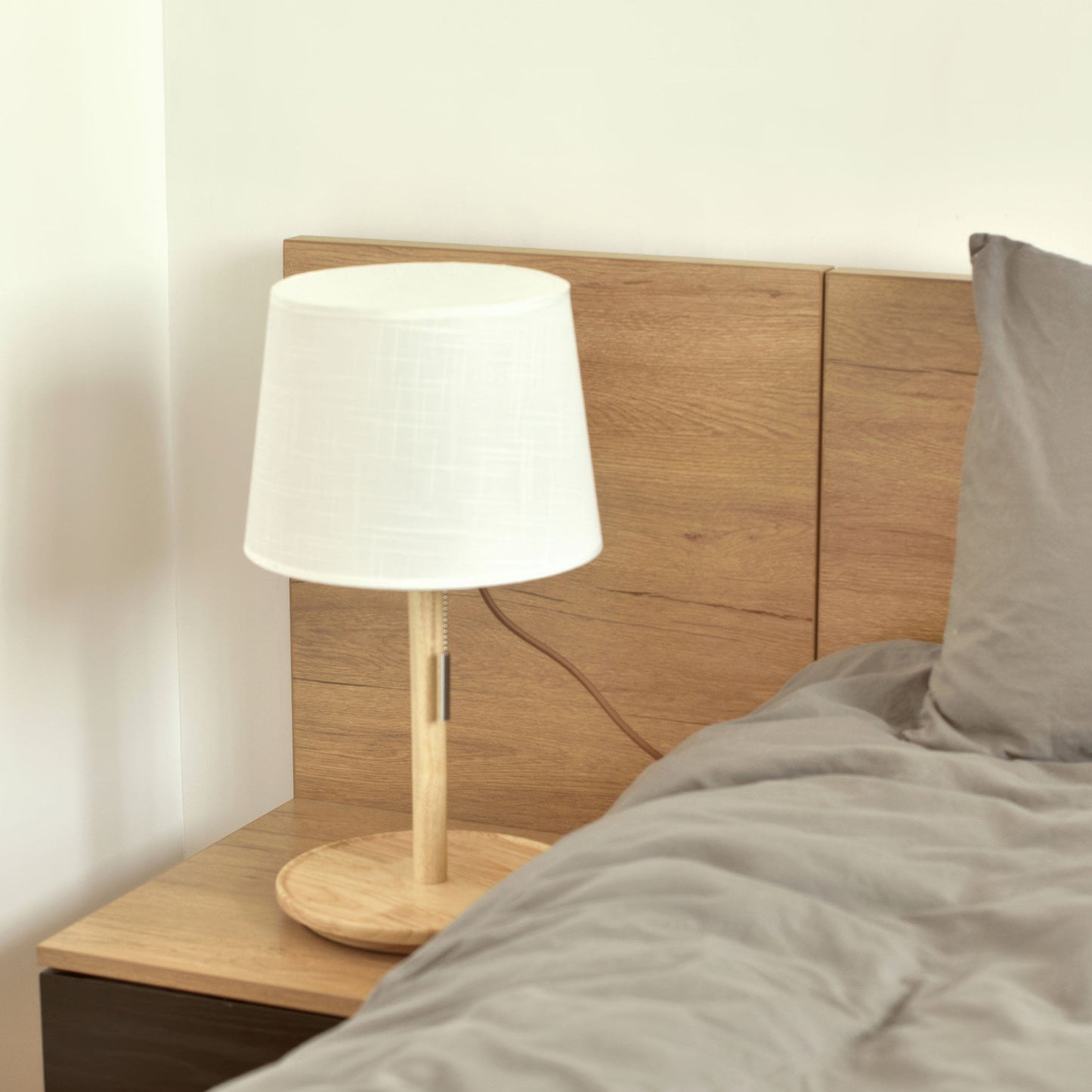 Gentle Glow – Nordisk Valnøddelampe med Luksuriøse Stoffinish til Stue og Soveværelse