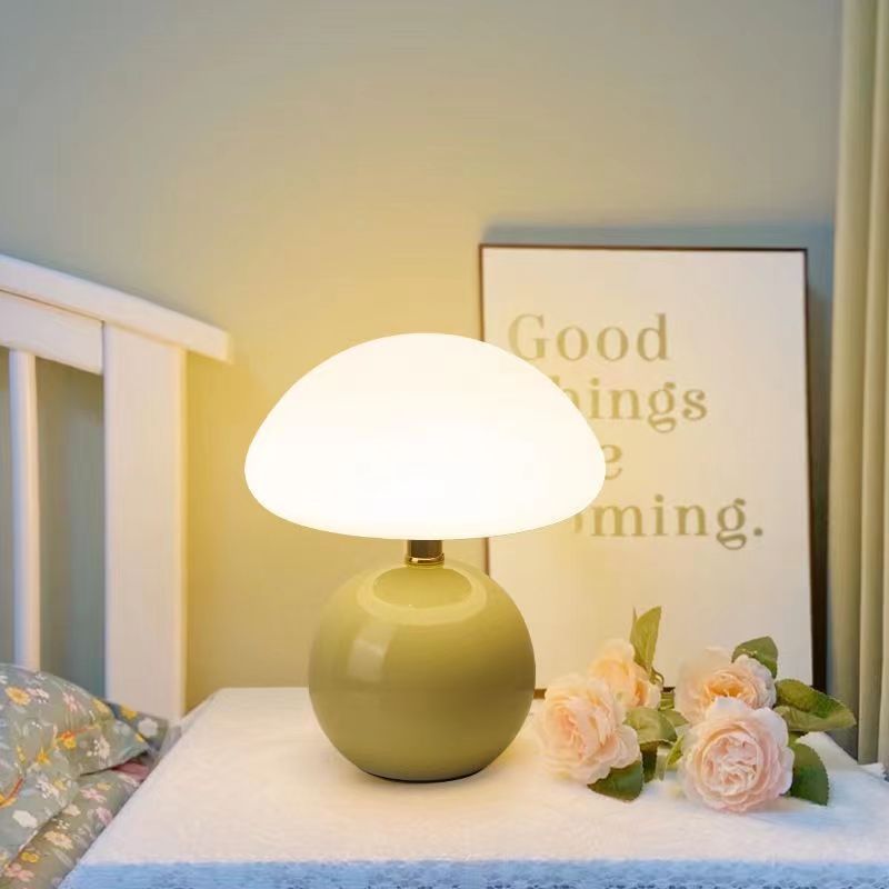 Mushroom Lumière – Fransk Bordlampe i Cremefarvet Champignon-Design til Elegant og Retro Indretning