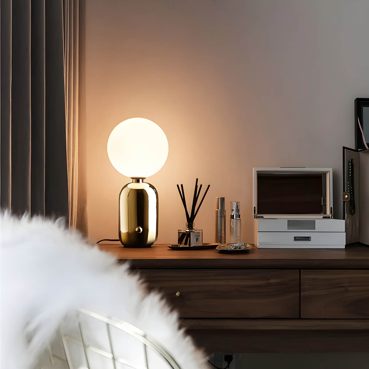 RAISO – Moderne LED Bordlampe i Elegant Nordisk Design til Stue, Soveværelse og Kontor