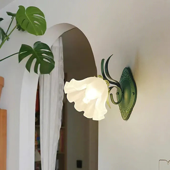 LilyBell Glow – Elegant Væglampe i Liljekonvaldesign til Romantisk og Naturlig Indretning