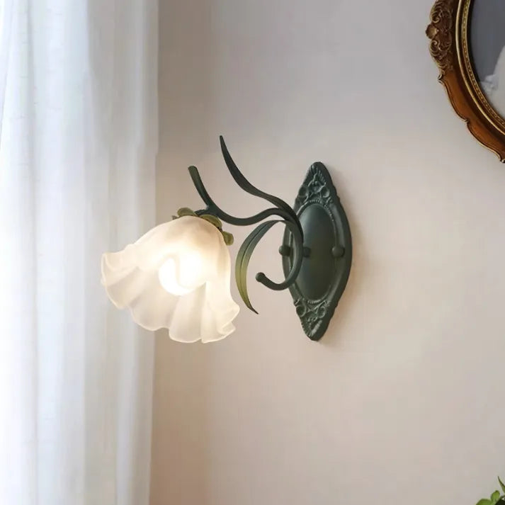 LilyBell Glow – Elegant Væglampe i Liljekonvaldesign til Romantisk og Naturlig Indretning