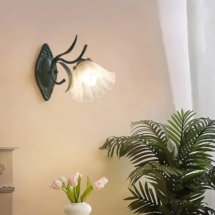 LilyBell Glow – Elegant Væglampe i Liljekonvaldesign til Romantisk og Naturlig Indretning