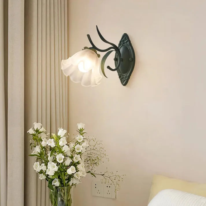 LilyBell Glow – Elegant Væglampe i Liljekonvaldesign til Romantisk og Naturlig Indretning
