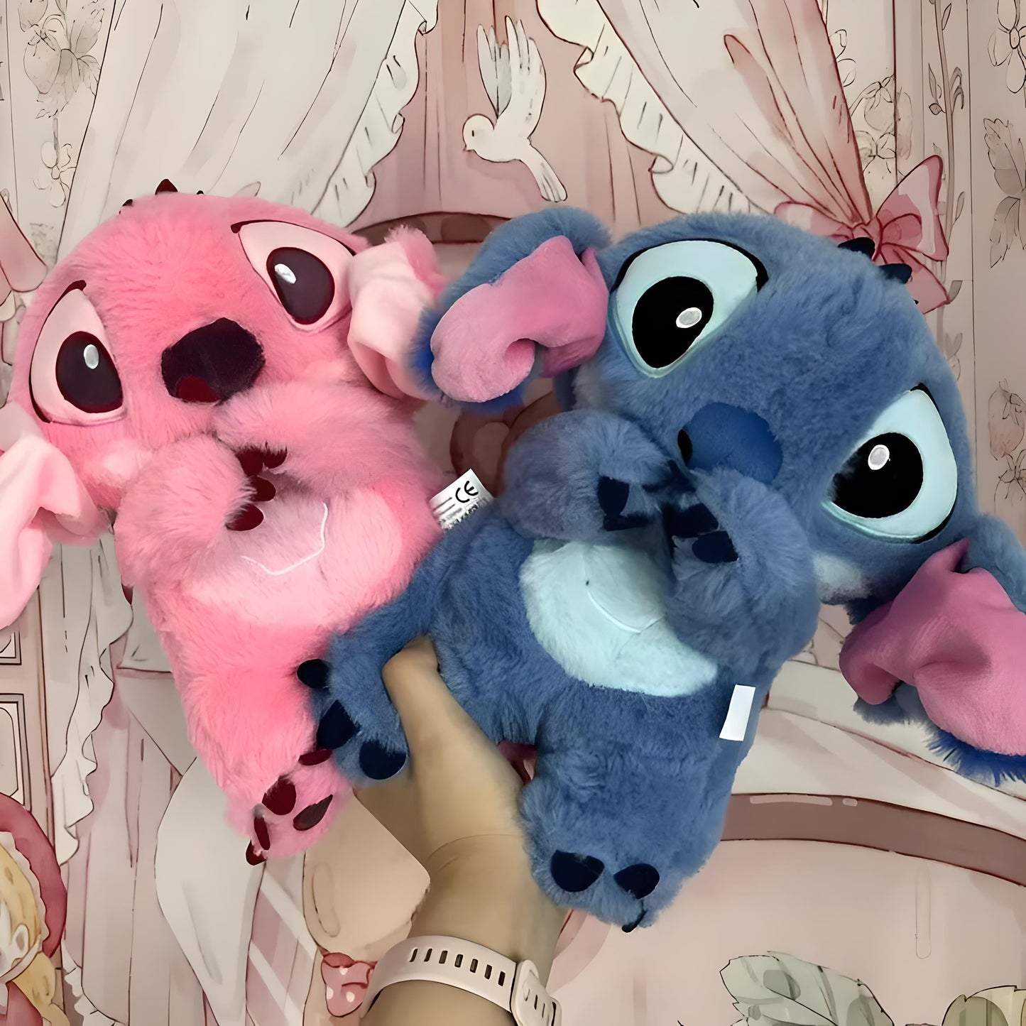 Cuddle Stitch – Beroligende Krammebamse med Rolig Vejrtrækning og Blide Melodier