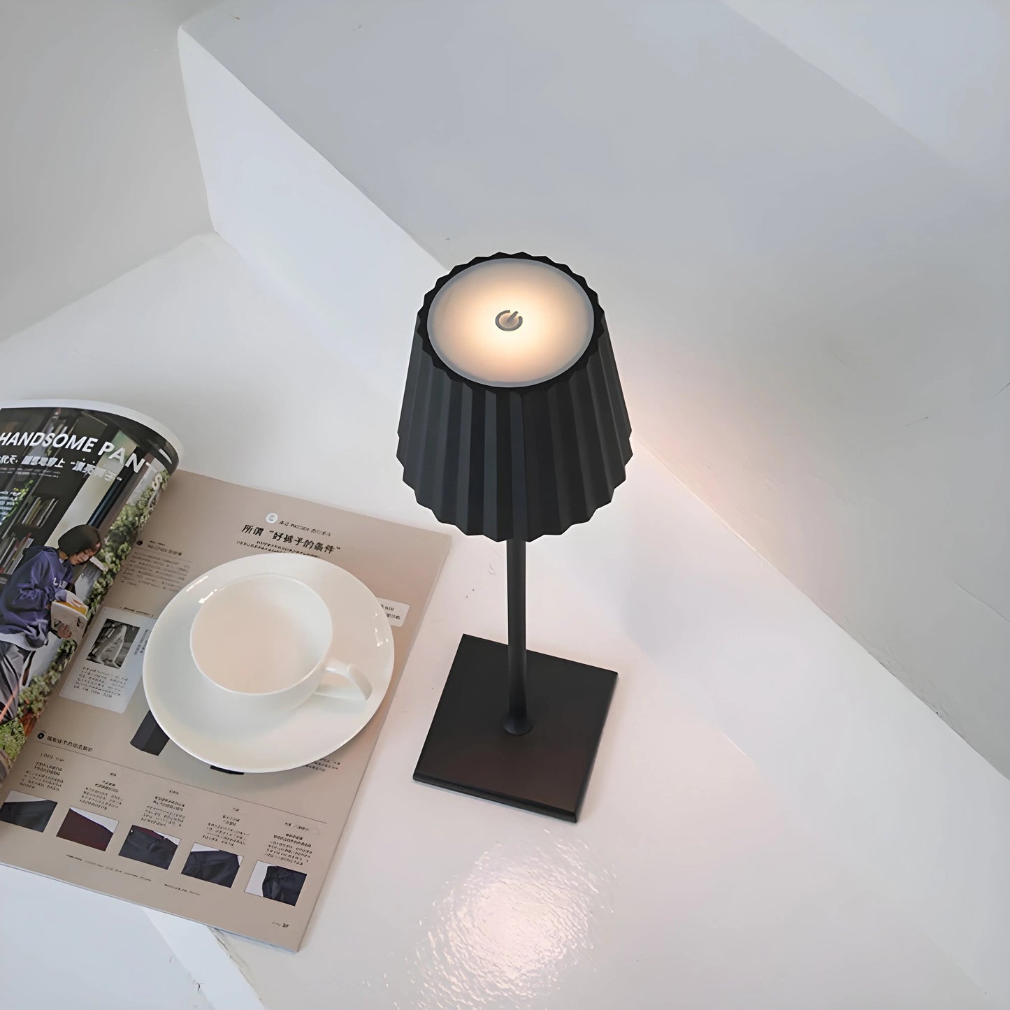 LumoLuxe Halo – Moderne Trådløs LED Bordlampe med USB-opladning
