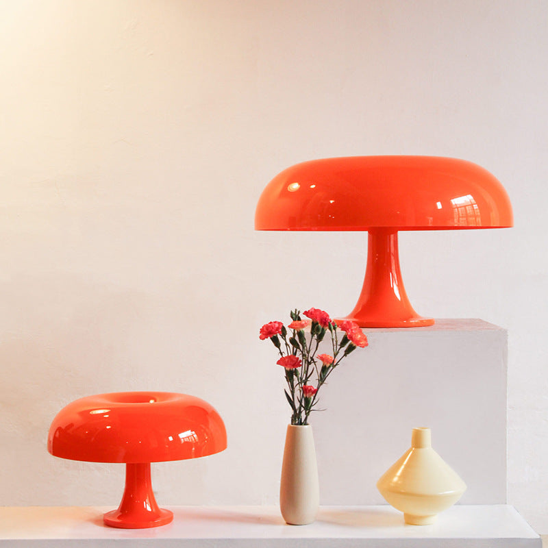 Mushroom Minimal – Svampeformet Bordlampe i Minimalistisk Design til Moderne Indretning