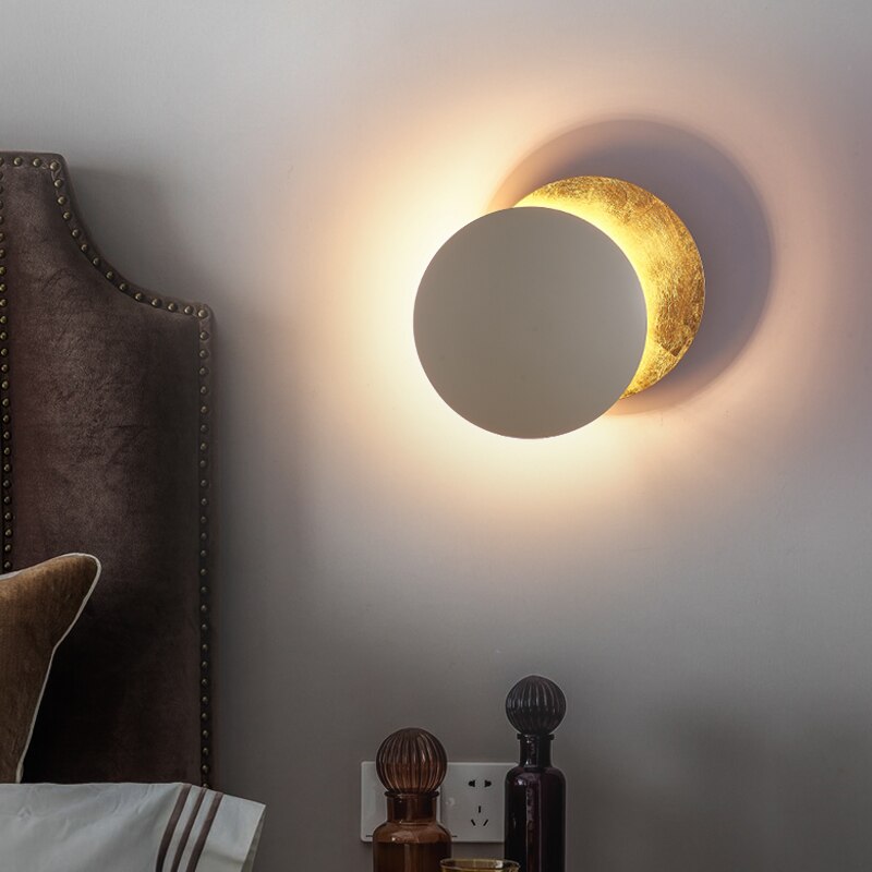 EclipseLamp – Solcelledrevet Udendørs Væglampe med Unikt Solformørkelsesdesign til Facade og Terrasse