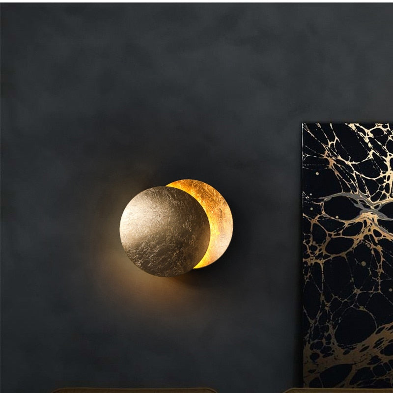 EclipseLamp – Solcelledrevet Udendørs Væglampe med Unikt Solformørkelsesdesign til Facade og Terrasse