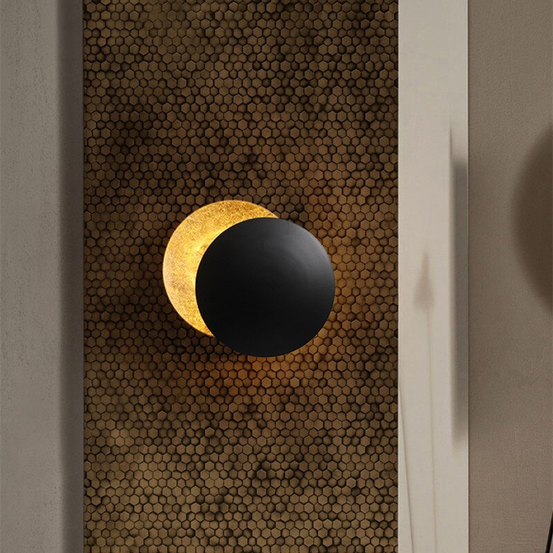 EclipseLamp – Solcelledrevet Udendørs Væglampe med Unikt Solformørkelsesdesign til Facade og Terrasse