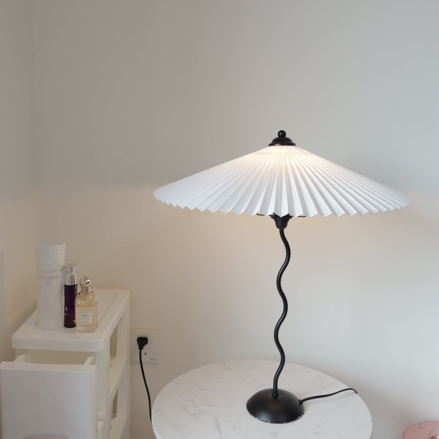 Squiggle bordlampe – Moderne stilfuld lampe til stue, soveværelse og kontor