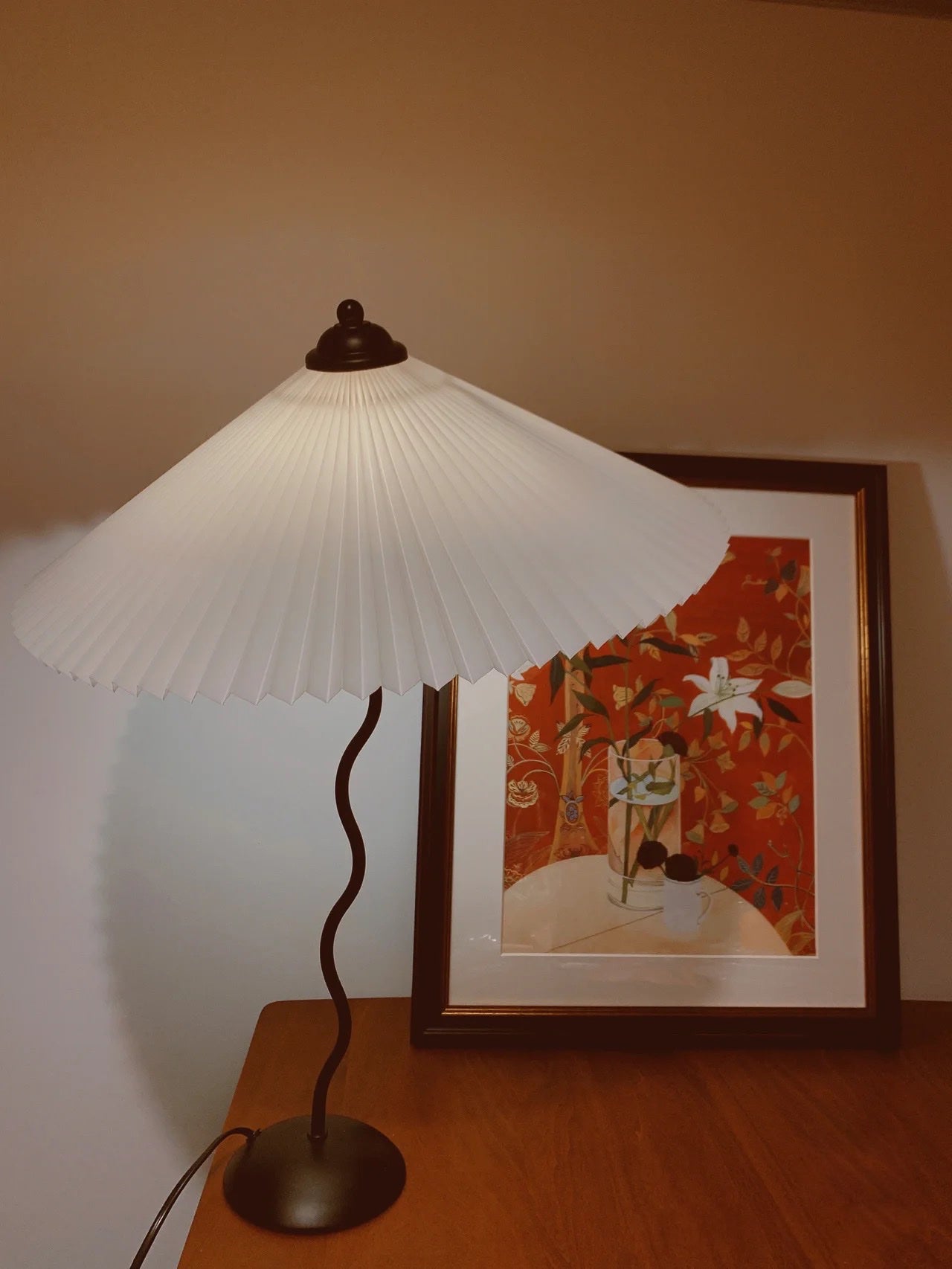 Squiggle bordlampe – Moderne stilfuld lampe til stue, soveværelse og kontor
