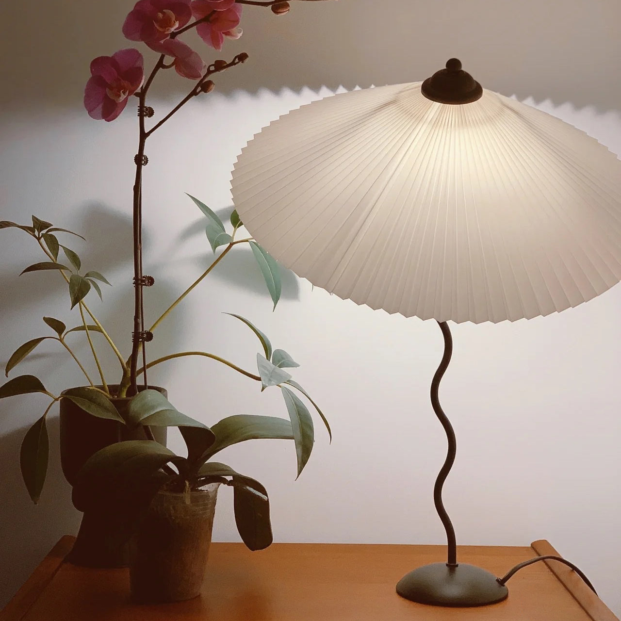 Squiggle bordlampe – Moderne stilfuld lampe til stue, soveværelse og kontor