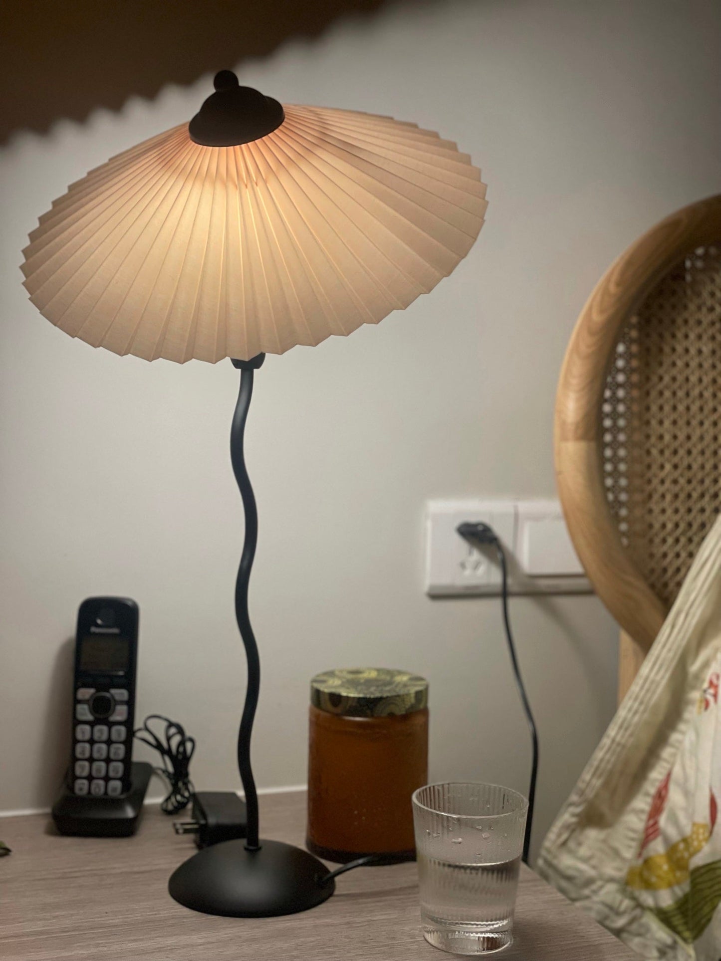 Squiggle bordlampe – Moderne stilfuld lampe til stue, soveværelse og kontor