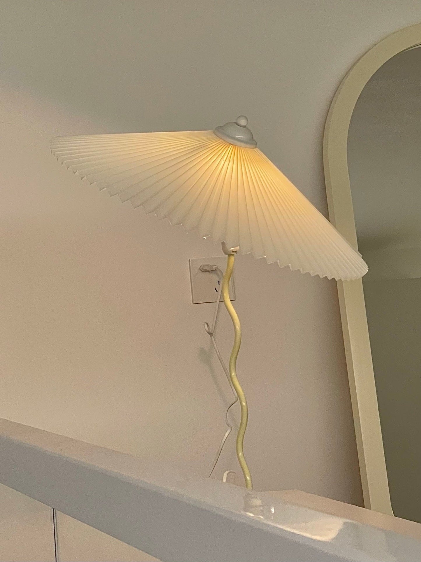 Squiggle bordlampe – Moderne stilfuld lampe til stue, soveværelse og kontor