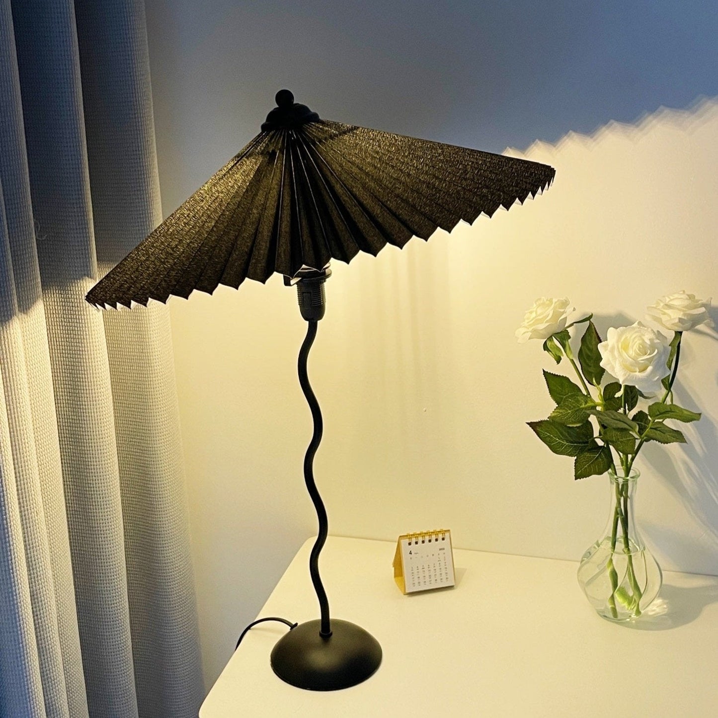 Squiggle bordlampe – Moderne stilfuld lampe til stue, soveværelse og kontor