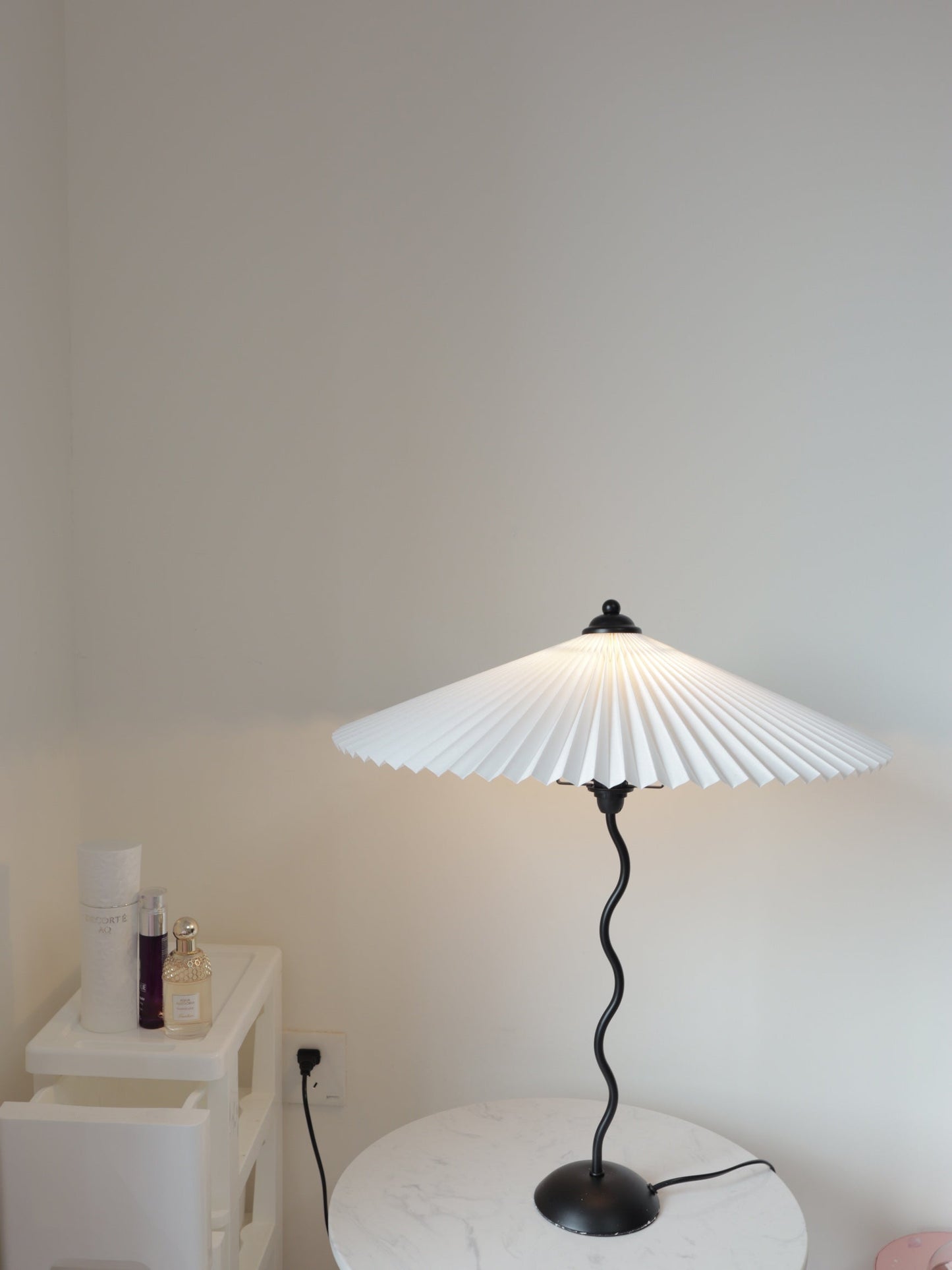 Squiggle bordlampe – Moderne stilfuld lampe til stue, soveværelse og kontor