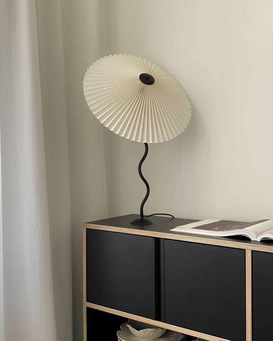Squiggle bordlampe – Moderne stilfuld lampe til stue, soveværelse og kontor