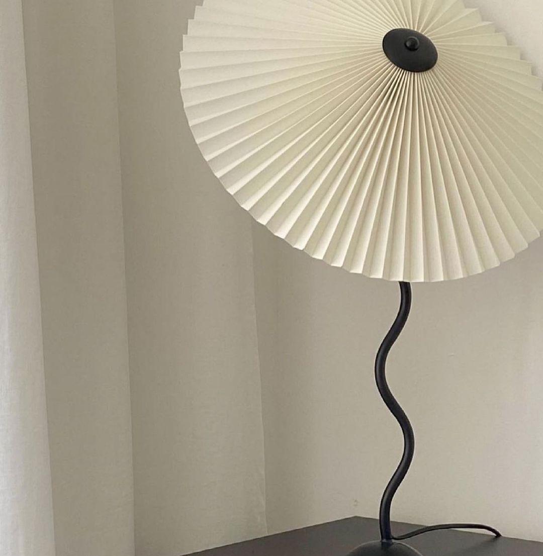 Squiggle bordlampe – Moderne stilfuld lampe til stue, soveværelse og kontor