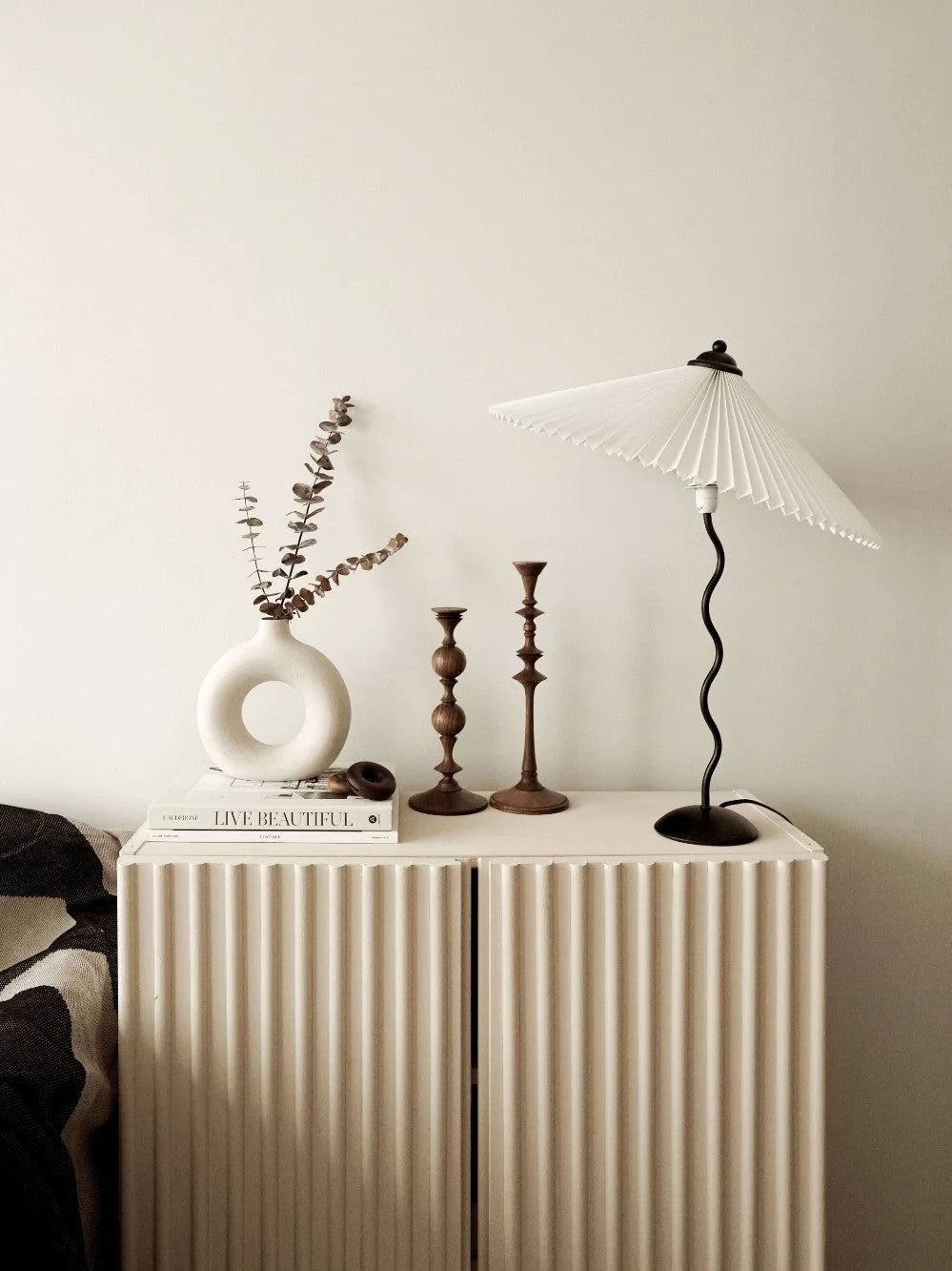 Squiggle bordlampe – Moderne stilfuld lampe til stue, soveværelse og kontor