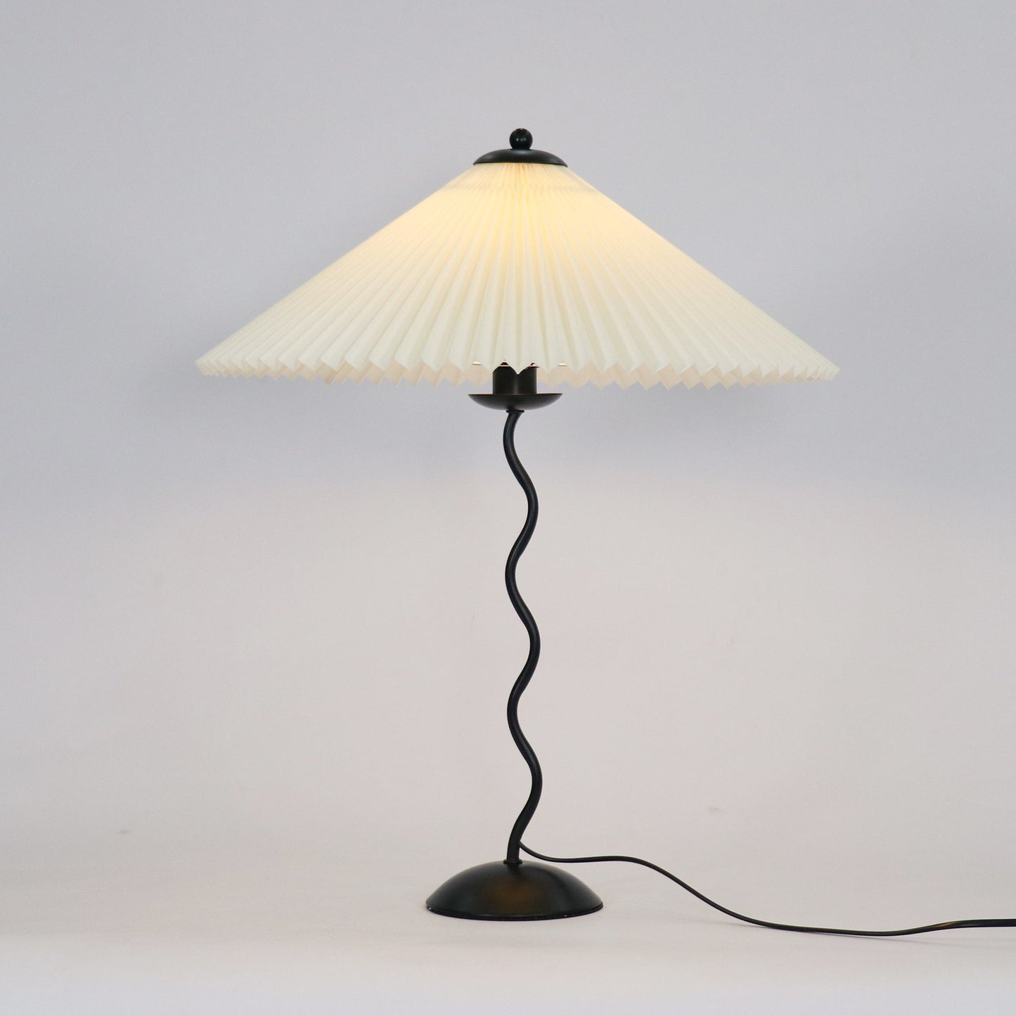 Squiggle bordlampe – Moderne stilfuld lampe til stue, soveværelse og kontor