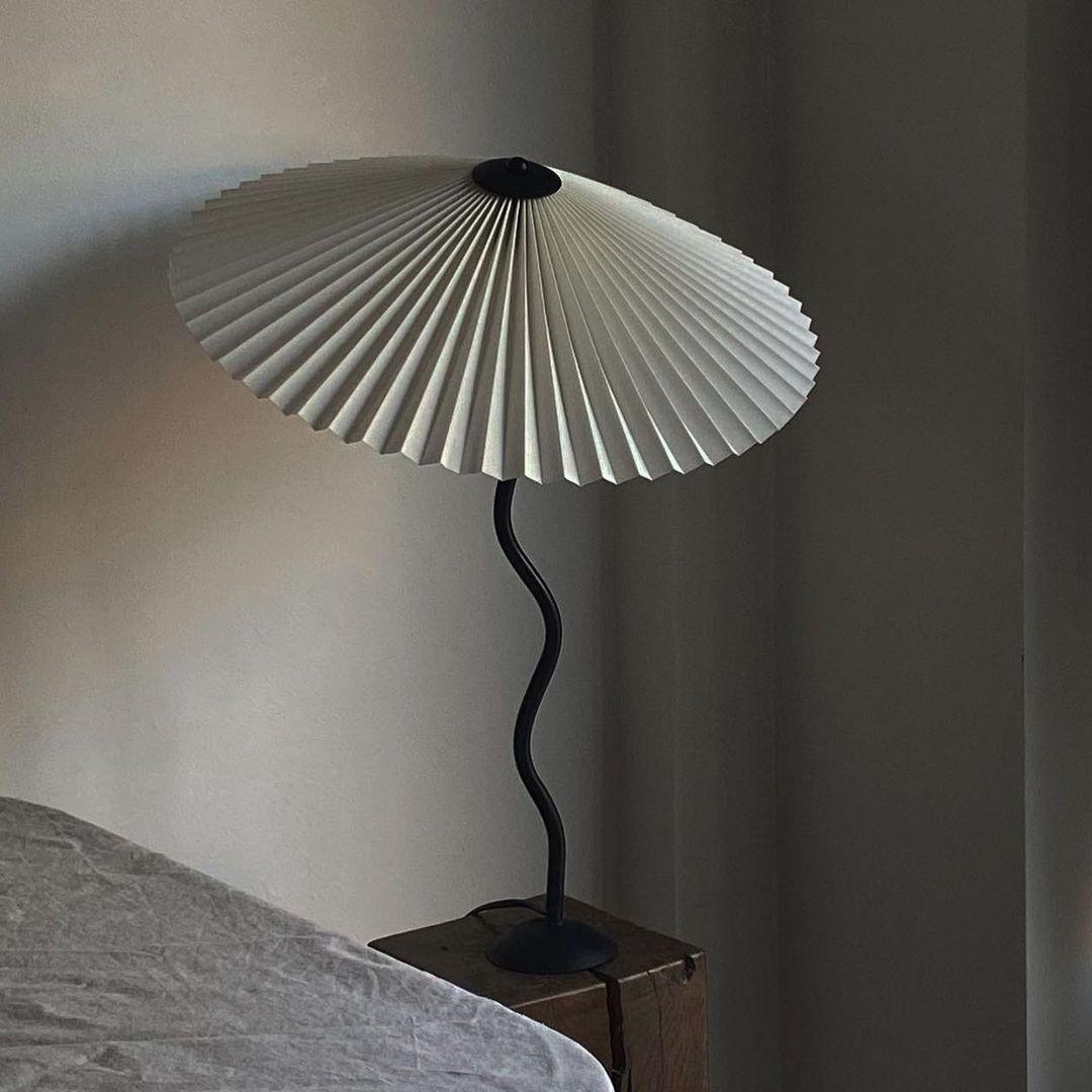 Squiggle bordlampe – Moderne stilfuld lampe til stue, soveværelse og kontor